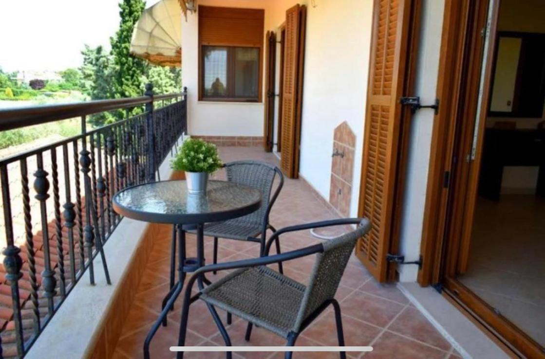 Luxury Appartment, Only 7 Minutes From Thessaloniki Airport And 15 Minutes From City Center ,For 8-23 People Also For Gatherings And Parties Neon Rysion Exterior photo